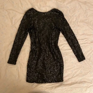 Paljettklänning - Snygg svart miniklänning med paljetter och öppen rygg från NA-KD. Strl XS och knappt använd🤍