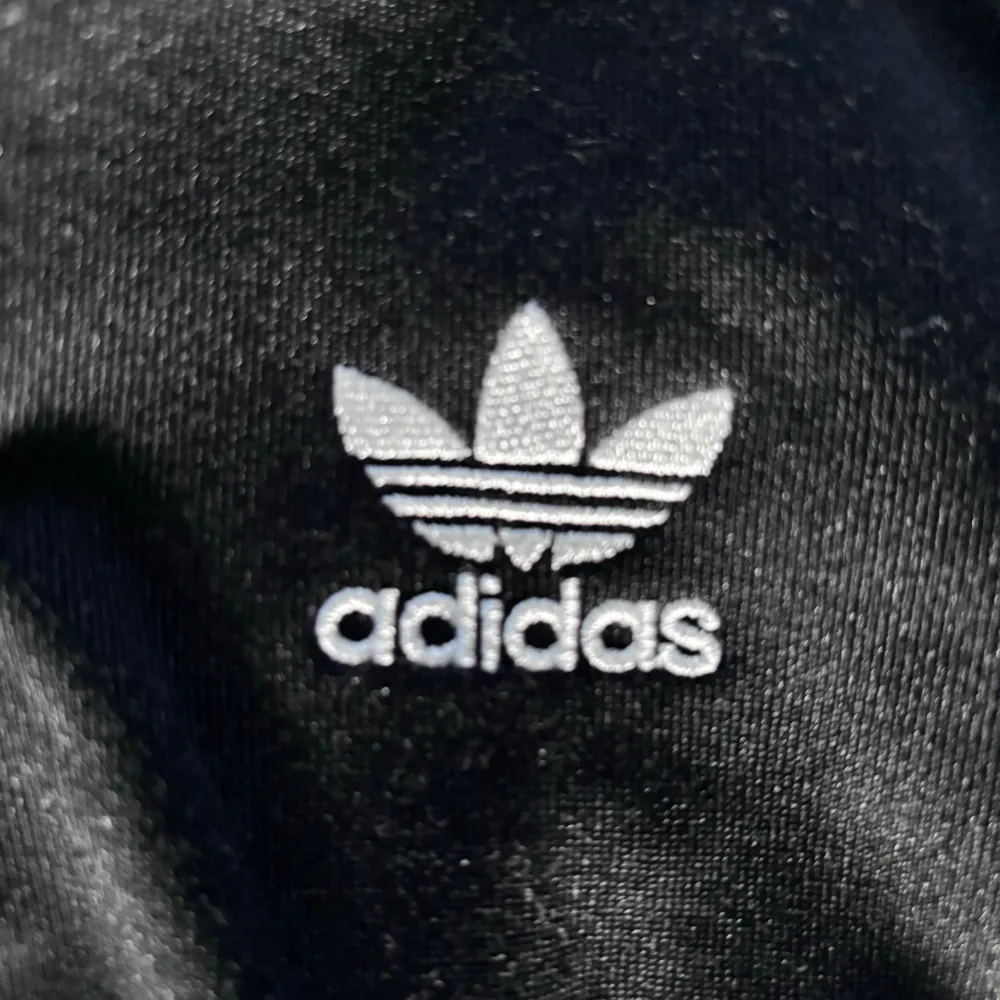 Säljer nu en addidas zip! Storleken är S. Tröjan är knapp använd och är i ett mycket bra skick. Ny pris 849kr. Mitt pris 200kr. Hör gärna av er om frågor!. Hoodies.