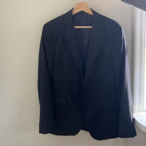 THESE GLORY DAYS kavaj svart - En jättesnygg kavaj från THESE GLORY DAYS i svart. Perfekt till studenten och sånt.👍🏻 Inga skador bara andvänd några gånger. Priset kan diskuteras😊Säljer matchande byxor i storlek 48 också, jättefint sättning sitter mycket bra 