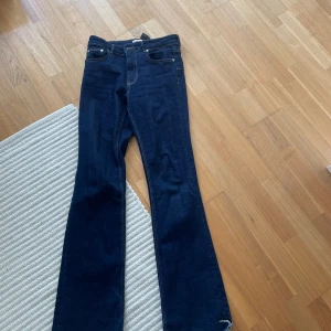 Jenans - Mörk blåa jeans som är högmidjade, alldeles för lång på mig (156) och lite för  stor. Helt oanvända