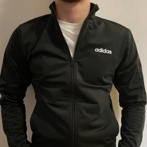 Adidas tröja  - Adidas tröja Storlek M  modellen är 185cm lång 