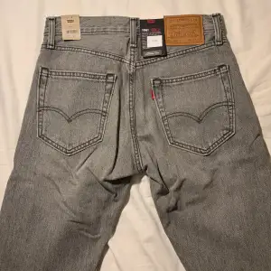 (Reupload) Helt oanvända Levis jeans med alla tags kvar. Säljer för bra pris o den gråa färgen på dom är helt sjuk