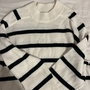 Stickad tröja - Fin randig stickad tröja. Storlek XS. Bra skick💖