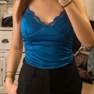 Topp - Ett blått linne från BIK BOK. 