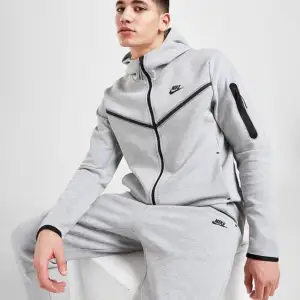 Nike tech fleece grå storlek S. Fin och bekväm kofta som passar med många plagg. Felfri och ny. Nypris 1000kr. 