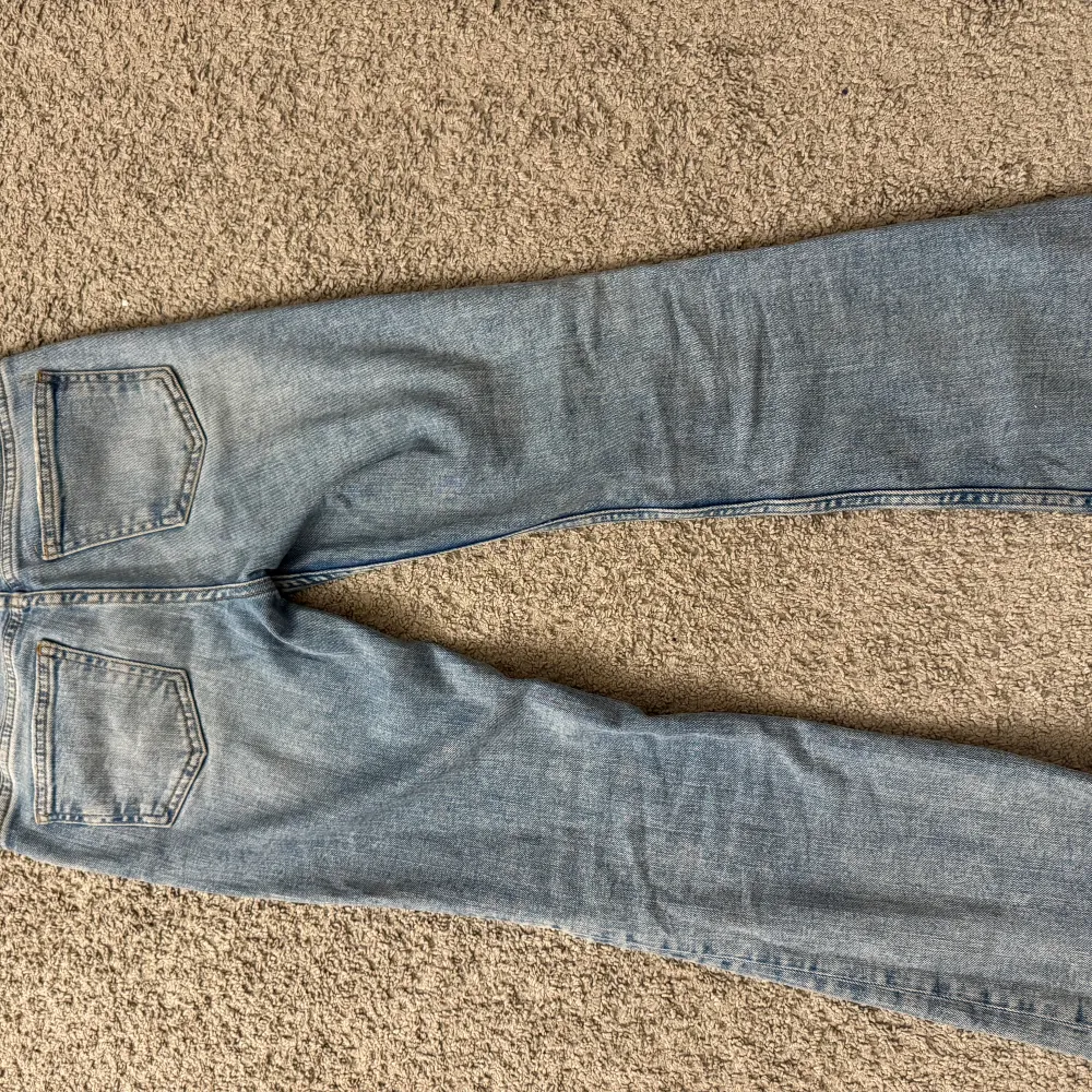 fina jeans ifrån Gina🩷 storlek 146 men passar mig som är cirka 155🩷. Jeans & Byxor.