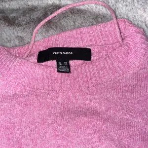 Säljer denna rosa stickade tröja i storleken Xs . Jag köpte den för 229 och säljer för 160. Den är i väldigt bra skick inga hål har använt den några fåtal gånger. Anledning varför jag säljer den är för jag använder inte den längre❤️
