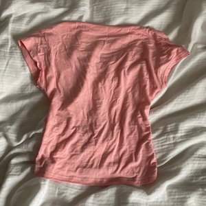 Tröja med öppen rygg - Säljer denna superfina tröjan med öppen rygg då den inte kommer till användning längre. Jag har använt den 2-3 gången så den är inte sliten. 