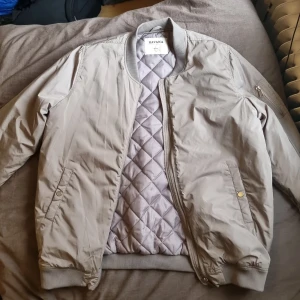 Havana dunjacka - Fin jacka som har legat i en garderob för mesta delen och har aldrig blivit använd. Ser ut som sprillans ny när du har på dig den.