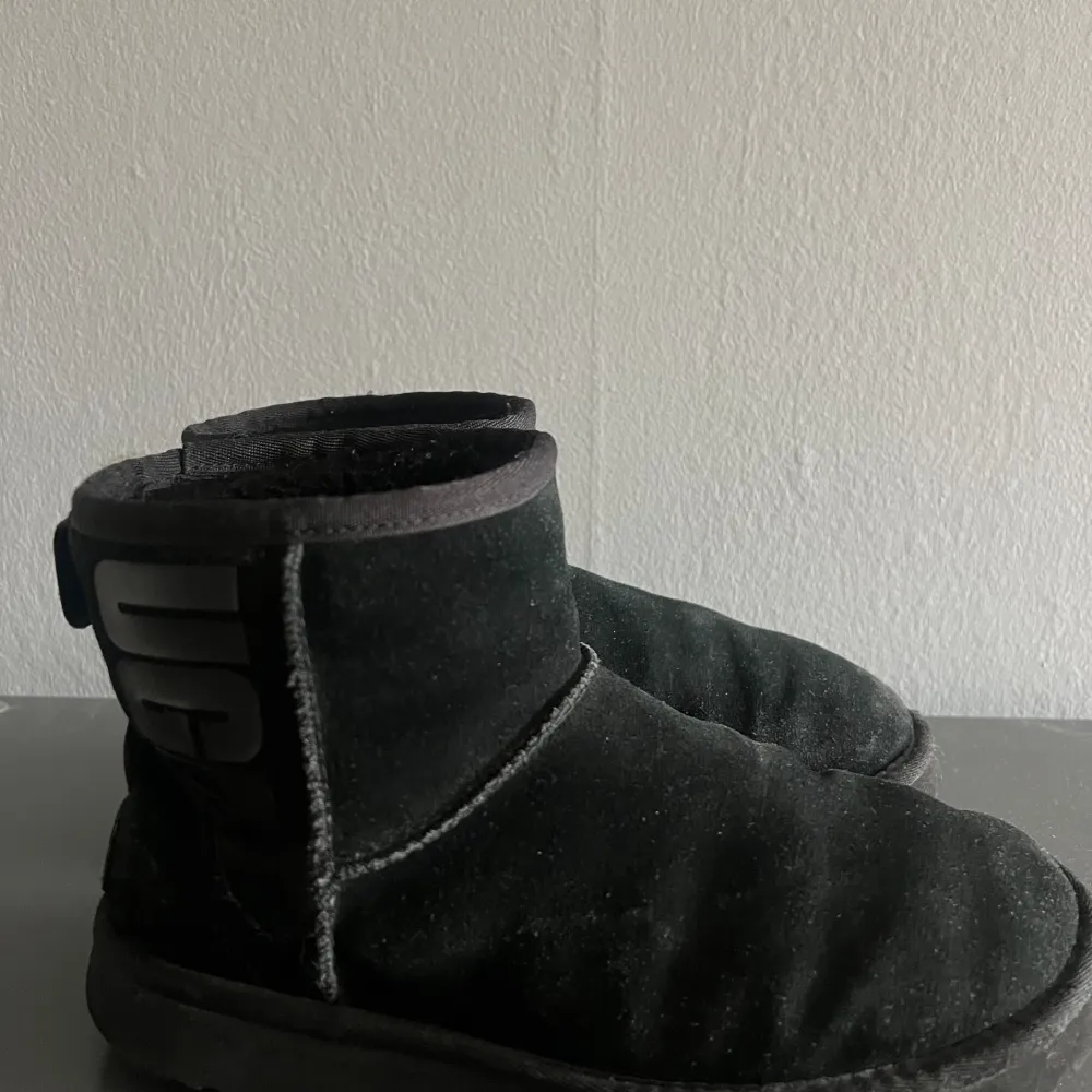 Användna svarta uggs.. Skor.