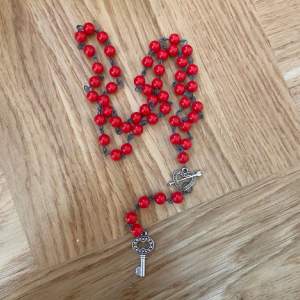 Jätte fint handgjort rosary halsband som jag klöste här på plick för ca 1 år sedan. Det kommer dock inte till användning längre :(( 