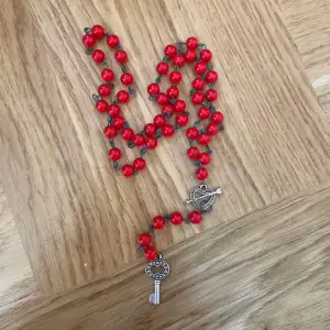 Jätte fint handgjort rosary halsband som jag klöste här på plick för ca 1 år sedan. Det kommer dock inte till användning längre :(( 