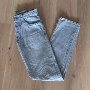 Tja säljer dessa snygga gråa jeans från g-star säljes för att dem aldrig kommer till användning därav växt ur dem😀 Skicket på byxorna är användt skick men ändå väldigt fint skick👌strl W28 L32👖 Pris 549kr🔥nypris: 1500kr