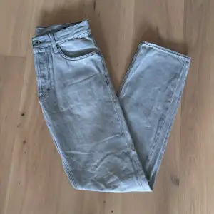 Tja säljer dessa snygga gråa jeans från g-star säljes för att dem aldrig kommer till användning därav växt ur dem😀 Skicket på byxorna är användt skick men ändå väldigt fint skick👌strl W28 L32👖 Pris 549kr🔥nypris: 1500kr