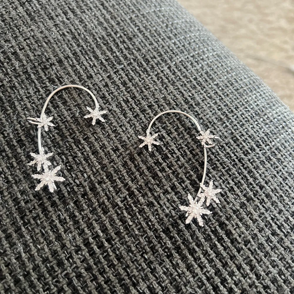 Oanvända Ear Cuffs öronsmycke. Dessa fäster du i ditt öra, du behöver inga hål i öronen för att använda dessa. . Accessoarer.