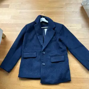 Blå kappa från ginatricot i storleken Xs! Aldrig använd och är perfekt till våren💗 Köptes för 800 kr💗 