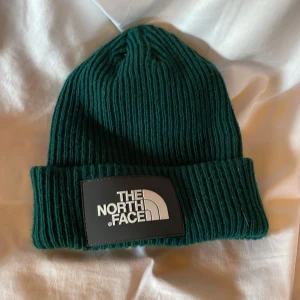 The North Face mössa - Tja, säljer denhär North face mössan. Den är typ helt ny, köpte den till vintern men använde inte den mycket alls så tänkte sälja den nu. Tror möjligtvis jag har tagsen kvar om man är interesserad. Hör bara av er om frågor.