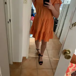 Fin och somrig orange klänning från Shein. Storlek 36. 