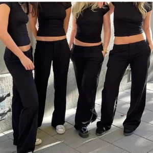 Alobha kostymbyxor  - Säljer mina alobha kostymbyxor i storlek s. Låga i midjan och långa i benen, de perfekta kostymbyxorna!!