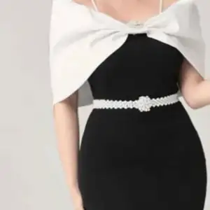 En elegant klänning som endast använts vid ett tillfälle och har inga skador eller liknande. Den har en unik passform, hör av dig vid intresse. ( exklusive skärp )