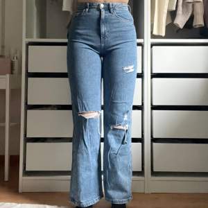 Blå jeans med hål från H&M i storlek 164, men skulle säga att dem är en S. Bra skick, då de inte är använda så mycket. Kontakta vid intresse eller funderingar!❤️