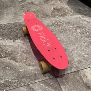 Skateboard - Knappt använd, endast några få gånger. Inga defekter, jättefin färg. Kika gärna på mina andra annonser, säljer mycket:) 