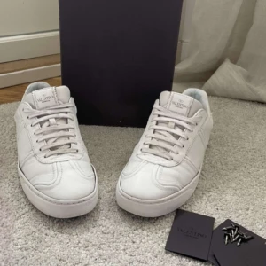 Valentino Flycrew - Tja säljer dessa riktigt feta och eftertraktade Valentino flycrews skicket är 7/10 och har mycket mer att ge. Extra nitar följer med och låda. Hör av vid funderingar! Priset är hugget i sten och accepterar ings bud