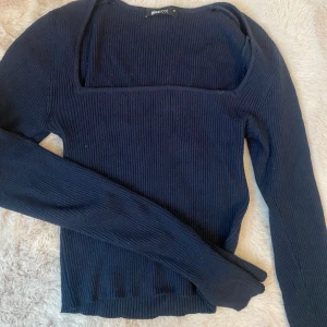 stickad tröja - säljer denna mörk blåa tröjan från gina tricot, den är stickad men är rätt tunn ändå, slits i armarna också❤️