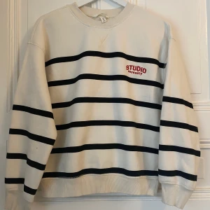 H&M sweatshirt - Superfin och gosig sweatshirt från H&M💗 den är så varm och mysig på insidan för att den har bomull💕 Aldrig använt💞