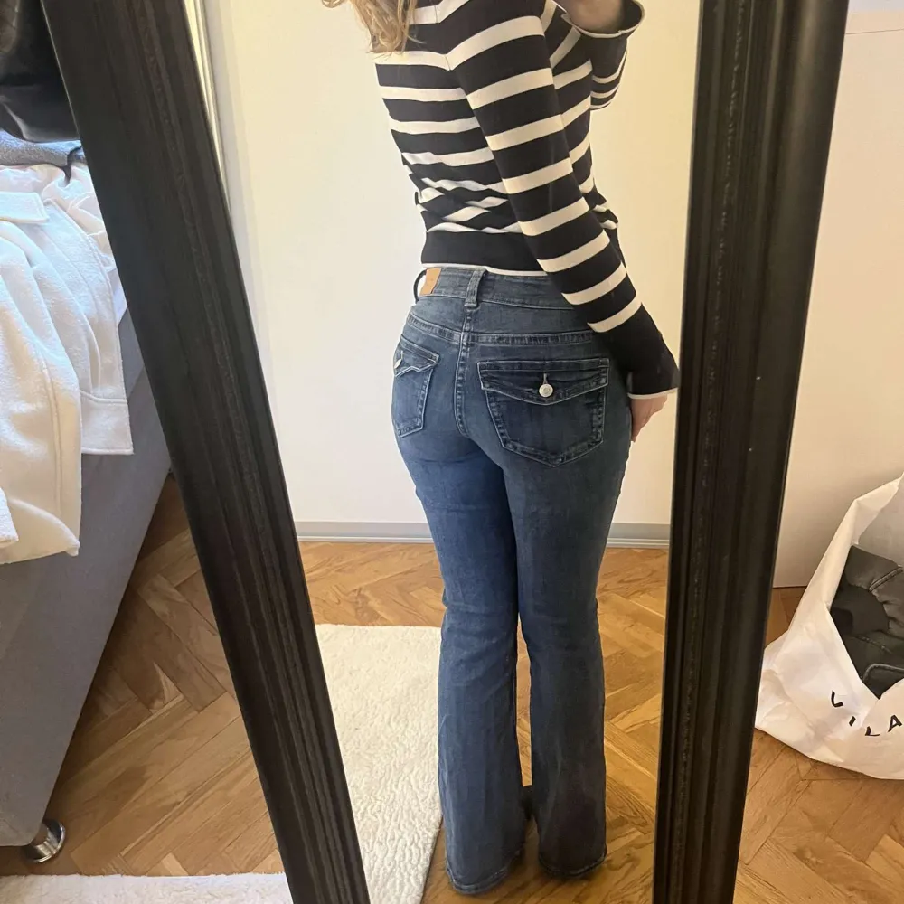 Super fina jeans från Gina, jag är 167 och de passar mig bra i längden. Säljer då de inte kommer till användning längre. Tröjan säljs på min plick! Skriv för mått eller fler bilder💞. Jeans & Byxor.