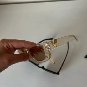 Solglasögon (beige) - Helt nya solglasögon i förpackning. Rengöringsduk och mjukt fodral medföljer.  Finns i både beige och svart Skriv för fler bilder  Finns fåtal kvar av varje!