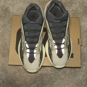 Yeezy 700 storlek 43 - Andvändt dem 2-3 gånger de var för små för mig så jag vill sälja dem.  De är i superbra sick fick den som present och de kostade 3200kr och säljer dem nu för 2000kr