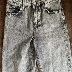 Straight leg jeans  - Grå raka jeans från Gina tricot Young, använda fåtal gånger 