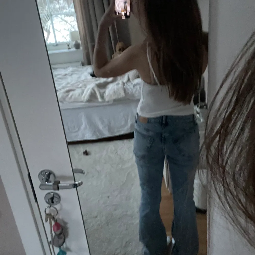 Skit snygga jeans från weekday🛍️ är perfekta om man är ungefär 165 men funkar till kortare o längre🙌 använda få tal gånger men inga tecken💋. Jeans & Byxor.