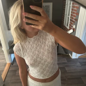 Spets topp🤍🐆 - Jätte fin, har lite sminkfläck innanför vid kragen men inget som syns när toppen är på!