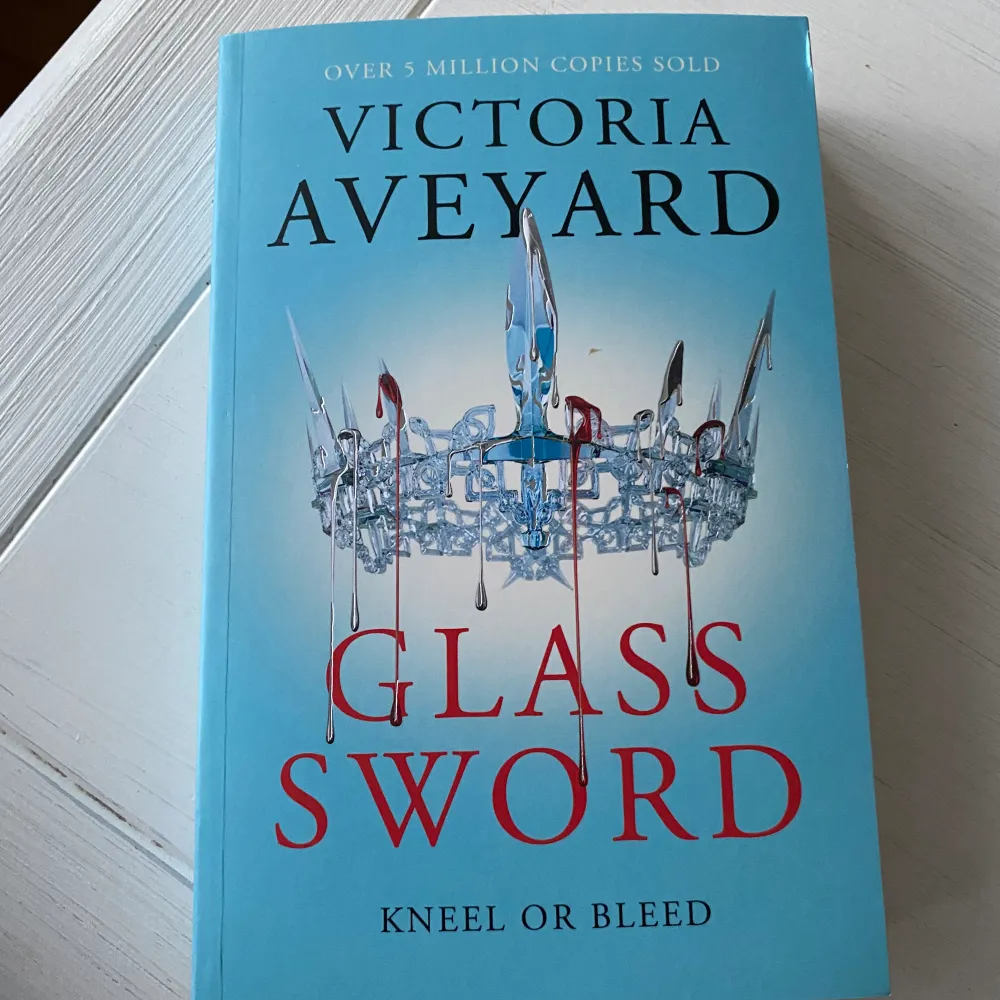 Boken Glass sword av Victoria Aveyard. Tvåan i bokserien, helt ny och orörd. . Övrigt.