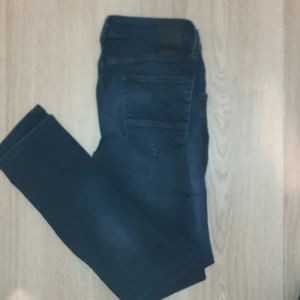 Jack&Jones jeans - Säljer mina feta Jack&Jones jeans, som jag nu har vuxigt ut. De är i väldigt bra skick och har orginal priset på 600kr.