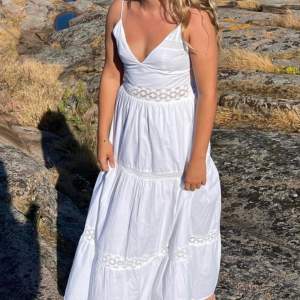 Jättefin vit klänning från zara använd 1 gång 