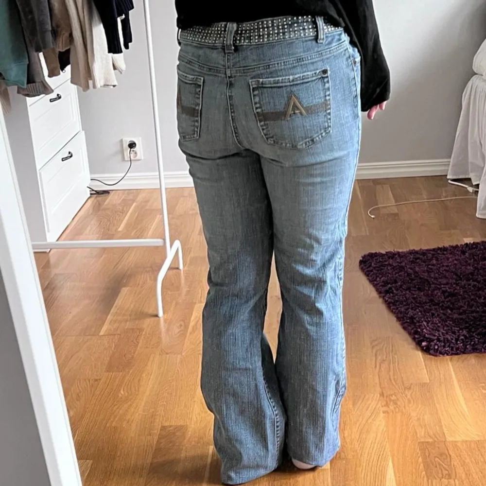 Blåa Bootcut Jeans i Lowrise modell ❤️. Innerbensmåttet är 80 cm och midjemåttet är 38 cm. Modellen är 158 cm lång ✨️ Frågor och funderingar är varmt välkomna😇   S15 122. Jeans & Byxor.
