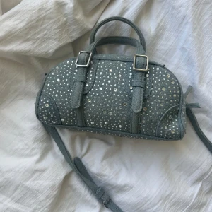 Väska - Intresse koll på min väska från zara med diamanter på💕aldrig använd och är superfin till sommaren!💕Kan tänka mig att sälja om vi kommer överens om ett bra pris