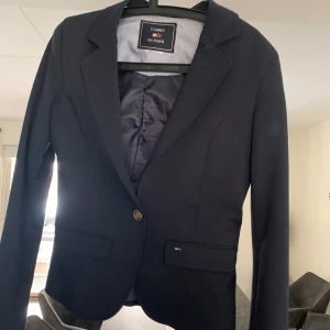 Kavaj tommy - Jättefin kavaj i stl M Marinblå. 