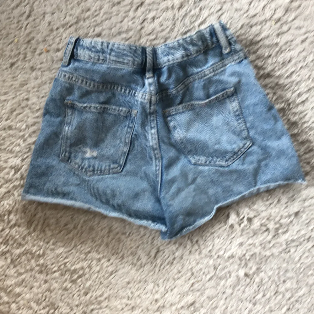 Väldigt fina jeansshorts i storlek 152! Men bra skick!💕justerbara i midjan!. Shorts.