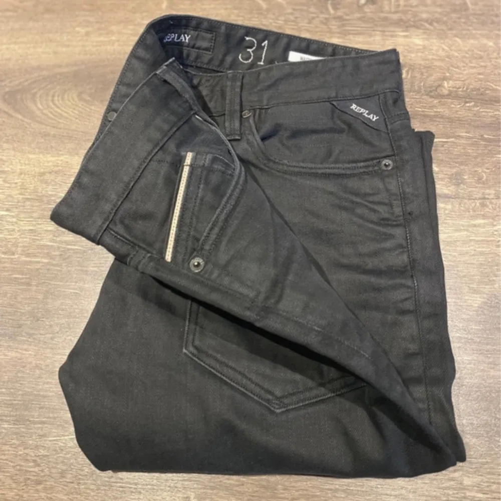 Replay jeans i mycket bra skick storlek W31 och L32 det är slimmade jeans skriv om du är intresserad . Jeans & Byxor.