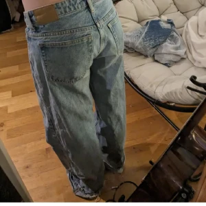 Weekday low wide jeans - Lågmidjade wide jeans från weekday. Slitna längst ner. Orginal pris: 590 sek