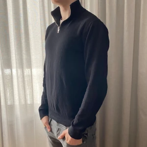 Jack & Jones Half zip - ✨Säljer nu denna snygga half zipen från Jack & Jones. Använd sparsamt, skick 9/10. Pris kan diskuteras. Hör av er vid frågor🔥🤝🏽✨