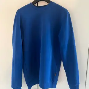 En jättefin blå sweatshirt från only&sons i storlek s som sitter lite oversized i midjan men annars jättefin. Använd en gång inga defekter eller så vidare. Den är ganska tjock inuti och varm.