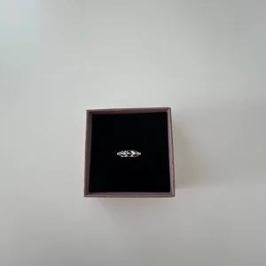 Edblad ring  -  Tecken på användning finns, men inga tydliga defekter, den är i bra skick 💕💕 funderar på att köpa den i guld istället, säljer den därför 💕