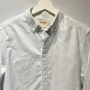 Turkos vit randig skjorta i storlek från East West. Riktigt fräsch o perfekt till sommaren. Fint skick Svarar gärna på frågor Kolla min profil för liknande skjortor🤙🏻