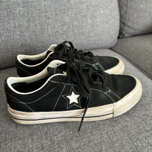 Converse - Snygga converse cons i bra skick, köpt för 900 säljer för 400. Skriv vid funderingar😊