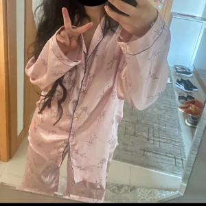 Pyjamas  - Jätte fin silkes plamas som tyvärr är lite för stog för mig men är helt ny och jätte skön speciellt nu i sommar💗 Båder byxorna och tröjan.
